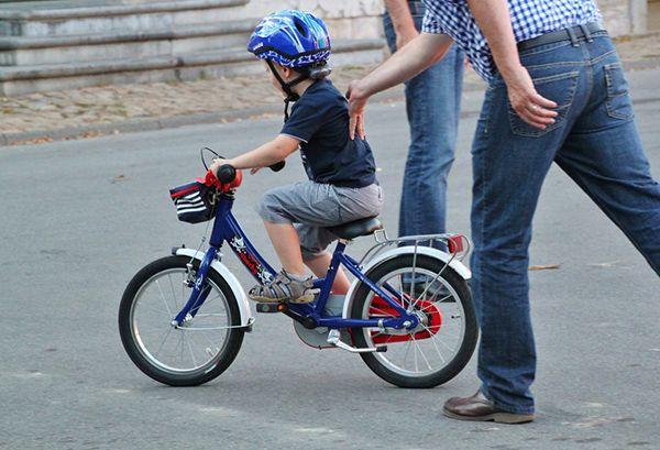 teaching kid to ride bike without training wheels